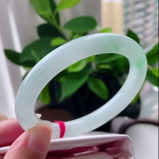 飘绿圆条手镯